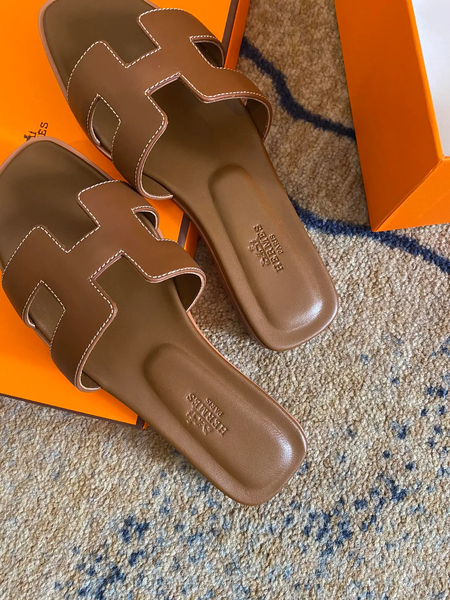 👟👟Ex-factory price 480👟👟 Women's Shoes Women's Clothing Hermes Hermès 2022 Early Spring New Style New version of stitching technology (Hermès) Upgraded packaging, upgraded version, workmanship and material upgrade ~ The highest version of Hermes handmade slippers in the market. The 2022 Early Spring New Style is the same as the original version, purely handmade by masters! High-end customization, exclusive products, the highest version in the industry, Hermès' H-slippers are the most classic of the brand. They are constantly upgraded every year with little difference, and what is always improving is comfort. The new model brought by H family today is really classic and novel - it looks good! ! ! 1⃣️Let’s talk about the leather first. The entire shoe is made of imported calfskin. Only such luxurious materials will make the shoes more stylish and durable. 2⃣️The real Italian leather sole is perfectly integrated without any gaps! The technical requirements are very high! After this treatment, the leather base will be less delicate, more wear-resistant, and last longer! The real Italian leather sole is malleable and breathable like the skin. 3⃣️The midsole is also all made of genuine leather! You can take a look at other people's shoes and you'll know! Upper: Italian imported cowhide + original custom-grade Australian sheepskin feet + genuine leather outsole (pursuing top walking comfort) Packaging Let us emphasize: top-level exclusive box, with a full set of packaging series code number: 35 ~ 40 codes